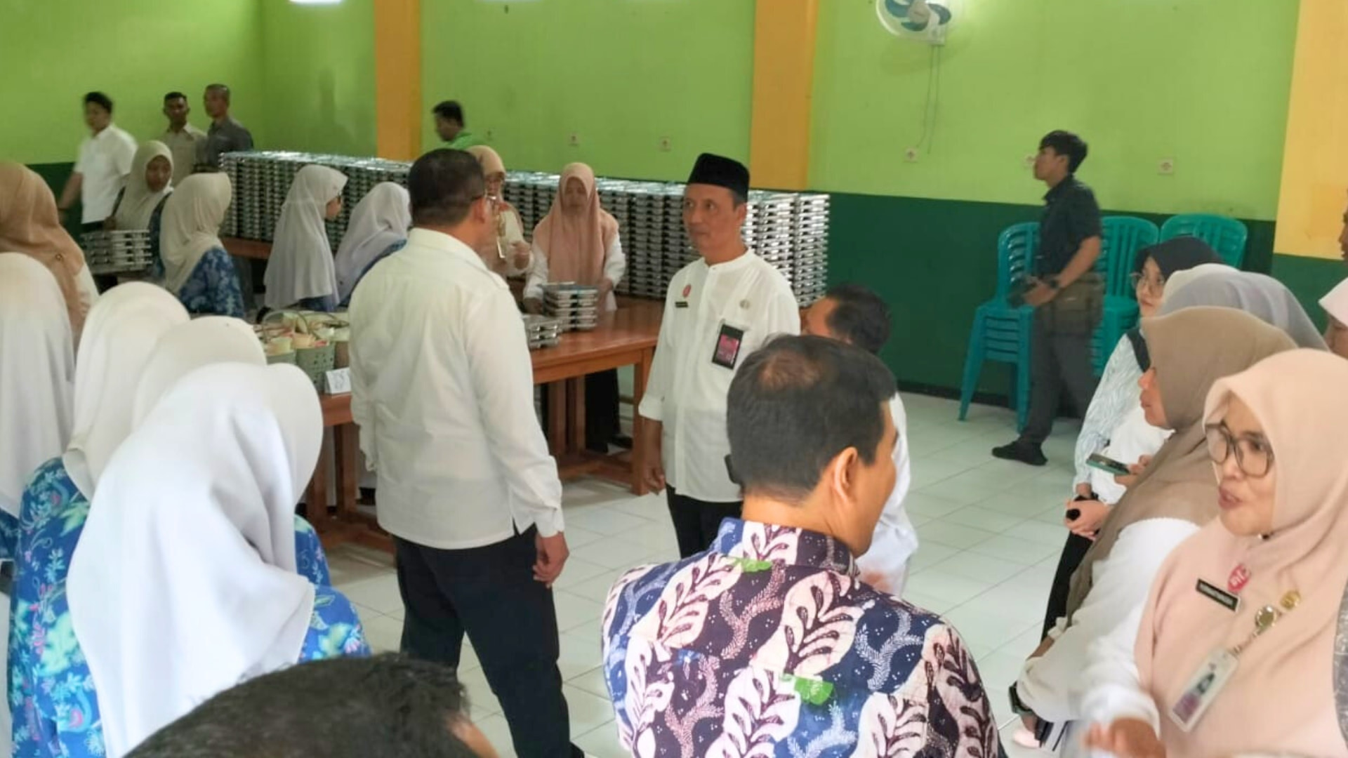 Pembagian Paket Makan Bergizi di Ruang Aula Sekolah