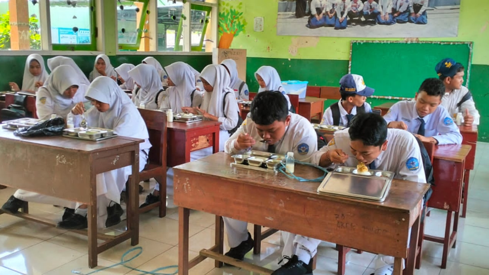 Semangat Positif di Kelas: Siswa Nikmati Menu Bergizi