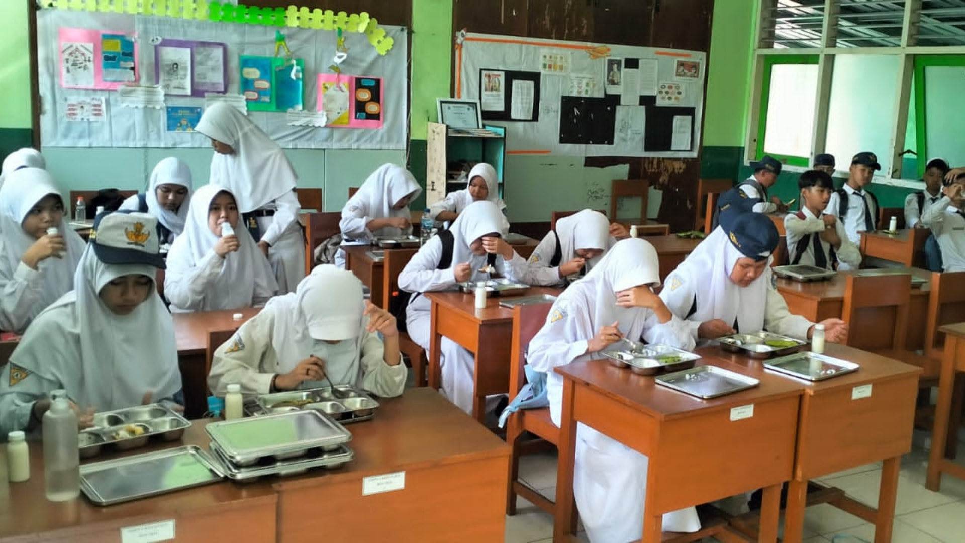 Makan Bergizi, Semangat Belajar di Kelas Meningkat!