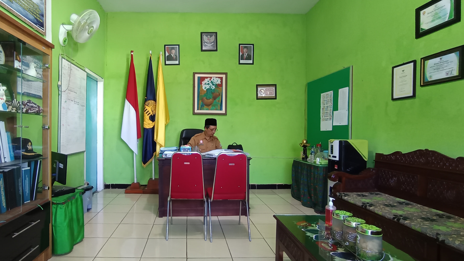 Dedikasi di Balik Meja