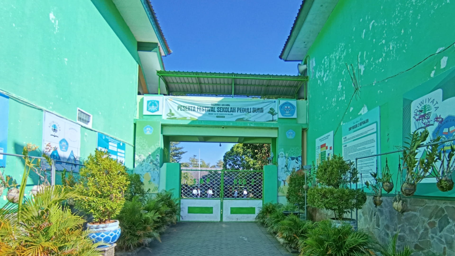 Pintu Gerbang Sekolah: Wajah Pertama SMPN 2 Kepanjen