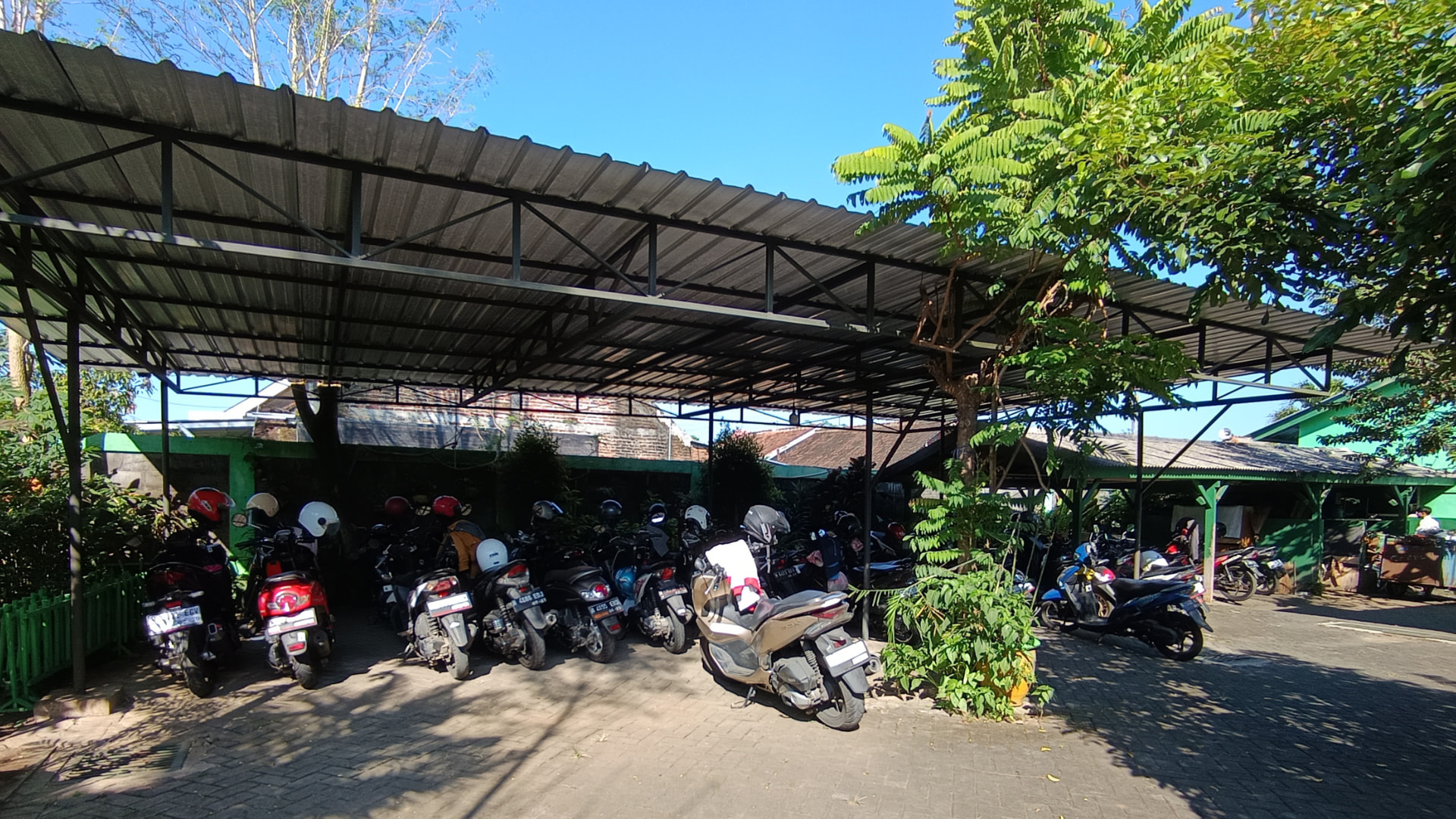 Tempat Parkir Kendaraan Guru: Nyaman dan Terjamin